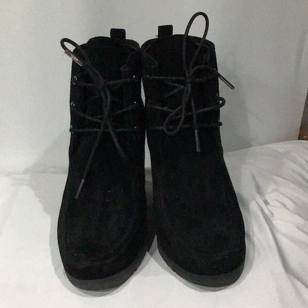 Michael Kors blk Lace up wedge booties size 9